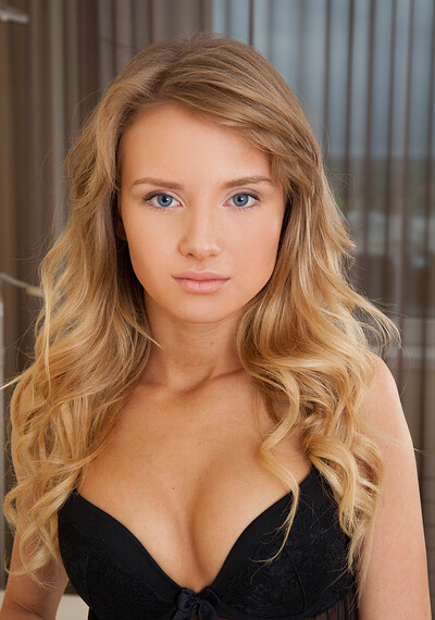 Model Monika V in Premiere