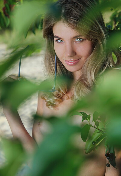 Model Lola Krit in Lola In The Sand